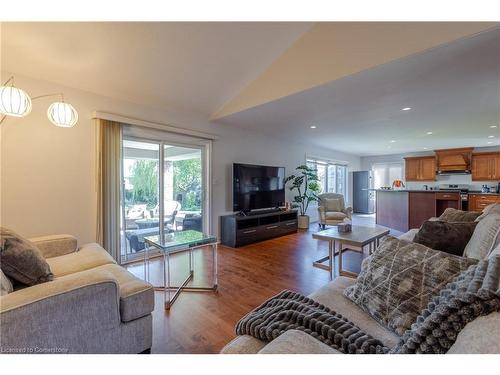 8233 Costabile Drive, Niagara Falls, ON - Indoor Photo Showing Living Room