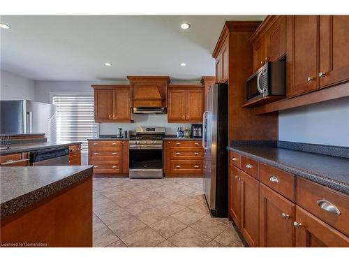 8233 Costabile Drive, Niagara Falls, ON - Indoor Photo Showing Kitchen