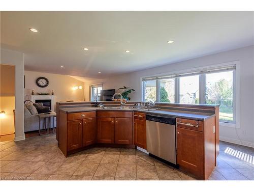 8233 Costabile Drive, Niagara Falls, ON - Indoor Photo Showing Kitchen