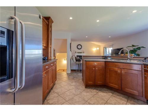 8233 Costabile Drive, Niagara Falls, ON - Indoor Photo Showing Kitchen