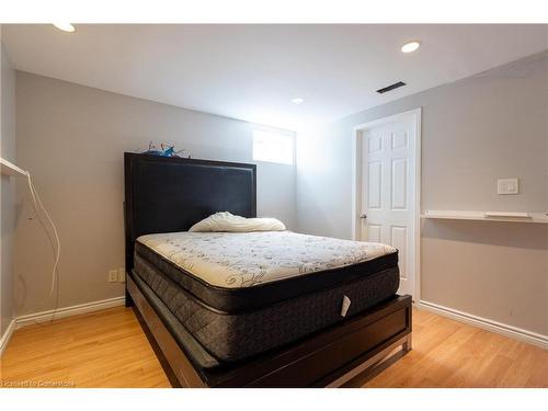 8233 Costabile Drive, Niagara Falls, ON - Indoor Photo Showing Bedroom