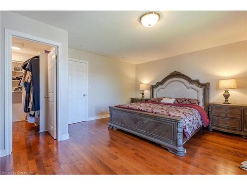 8233 Costabile Drive, Niagara Falls, ON - Indoor Photo Showing Bedroom