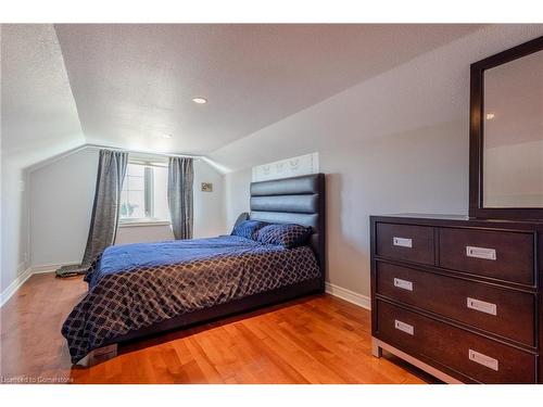 8233 Costabile Drive, Niagara Falls, ON - Indoor Photo Showing Bedroom