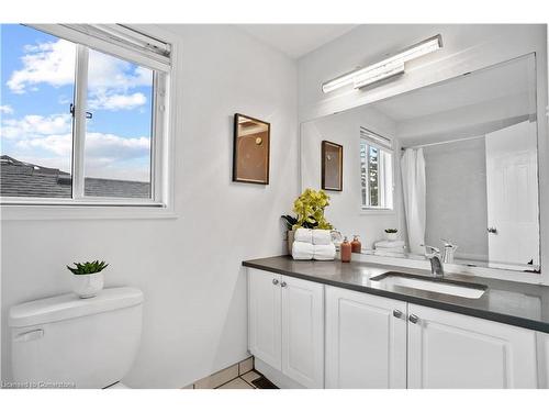 15 Briarfield Street, Kitchener, ON - Indoor Photo Showing Bathroom