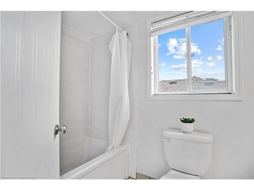 15 Briarfield Street, Kitchener, ON - Indoor Photo Showing Bathroom