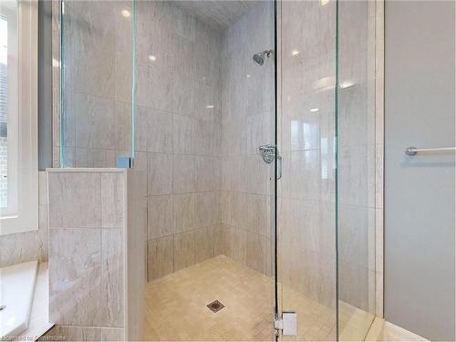 300 Deerfoot Trail, Waterloo, ON - Indoor Photo Showing Bathroom