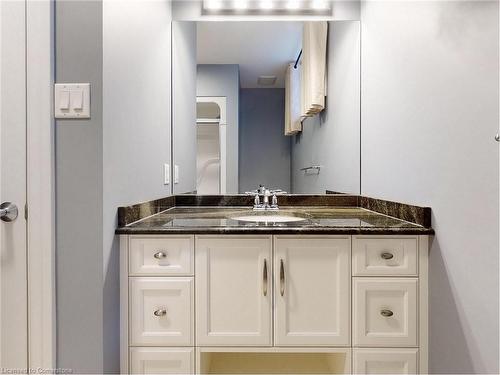 300 Deerfoot Trail, Waterloo, ON - Indoor Photo Showing Bathroom