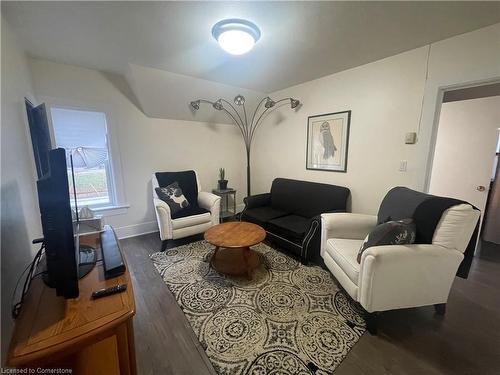 209 Murray Street, Wallaceburg, ON - Indoor Photo Showing Living Room