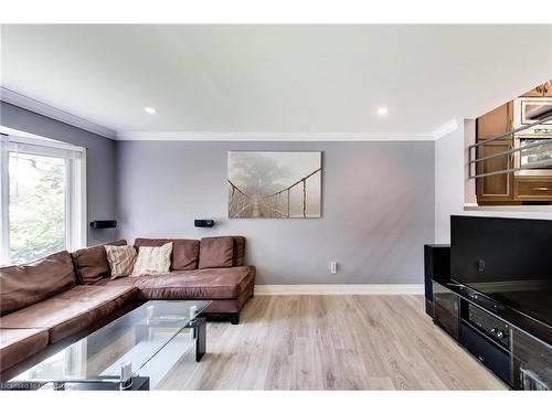 1540 Thetford Crescent, Mississauga, ON - Indoor Photo Showing Living Room