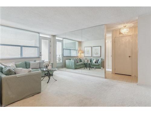 1605-966 Inverhouse Drive, Mississauga, ON - Indoor Photo Showing Living Room