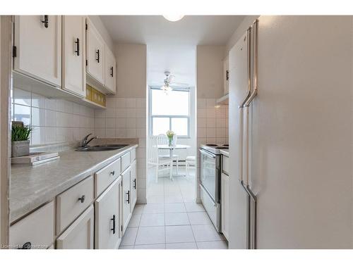 1605-966 Inverhouse Drive, Mississauga, ON - Indoor Photo Showing Kitchen