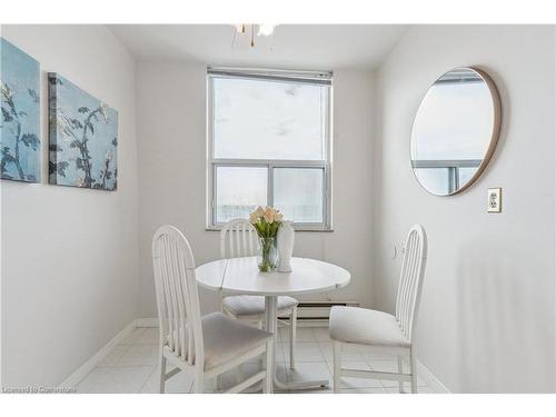 1605-966 Inverhouse Drive, Mississauga, ON - Indoor Photo Showing Dining Room