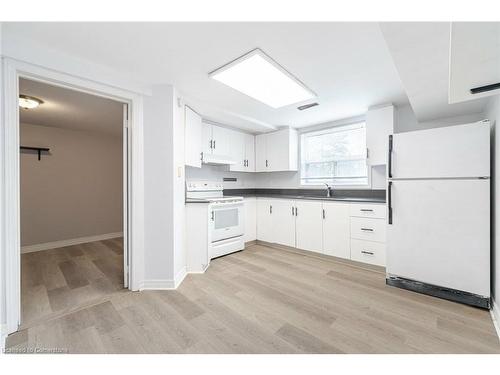 140 Lord Simcoe Drive, Brampton, ON - Indoor Photo Showing Kitchen