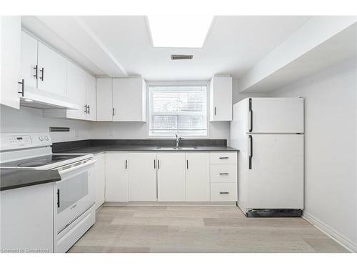 140 Lord Simcoe Drive, Brampton, ON - Indoor Photo Showing Kitchen