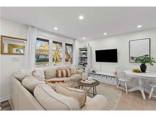 404 Tragina Avenue N, Hamilton, ON - Indoor Photo Showing Living Room