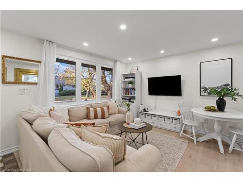 404 Tragina Avenue N, Hamilton, ON - Indoor Photo Showing Living Room