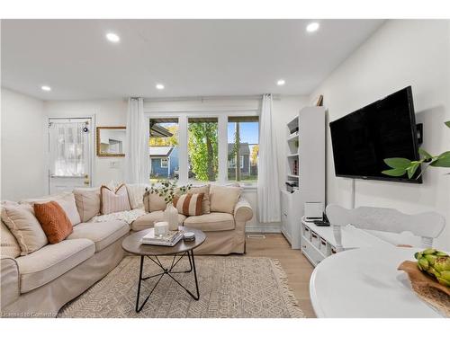 404 Tragina Avenue N, Hamilton, ON - Indoor Photo Showing Living Room