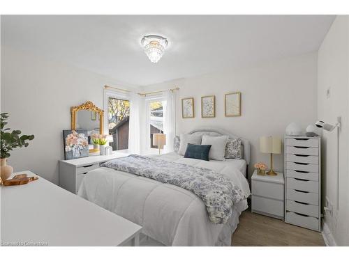 404 Tragina Avenue N, Hamilton, ON - Indoor Photo Showing Bedroom