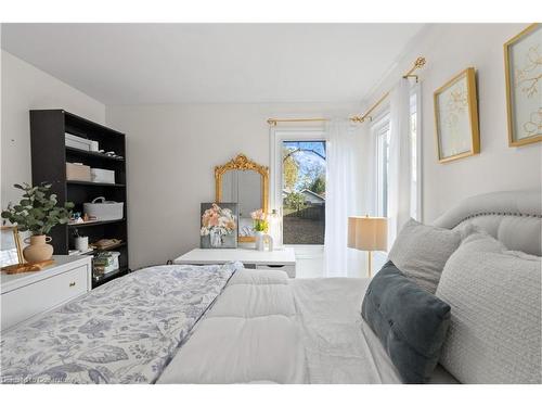 404 Tragina Avenue N, Hamilton, ON - Indoor Photo Showing Bedroom