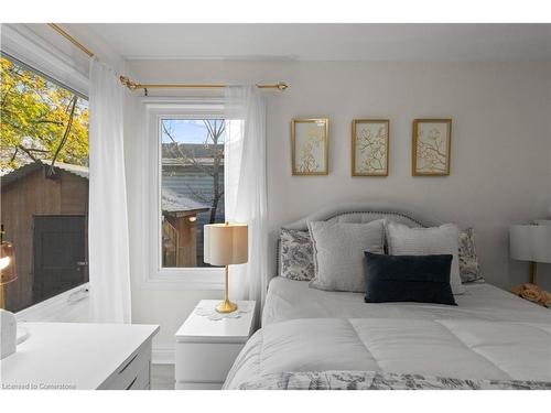 404 Tragina Avenue N, Hamilton, ON - Indoor Photo Showing Bedroom