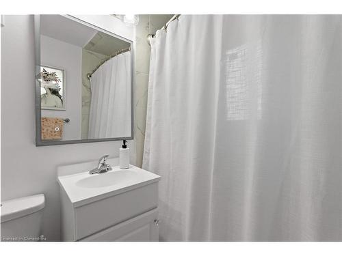 404 Tragina Avenue N, Hamilton, ON - Indoor Photo Showing Bathroom