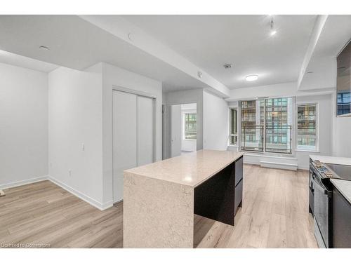 421-395 Dundas Street W, Oakville, ON - Indoor Photo Showing Kitchen