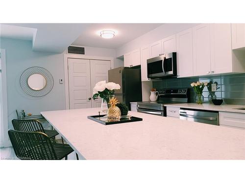 210-144 Lucan Avenue, Waterloo, ON - Indoor Photo Showing Kitchen