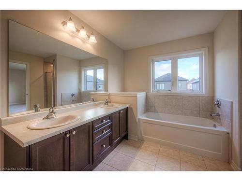 4 Poole Street, Brantford, ON - Indoor Photo Showing Bathroom