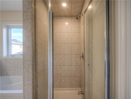 4 Poole Street, Brantford, ON - Indoor Photo Showing Bathroom