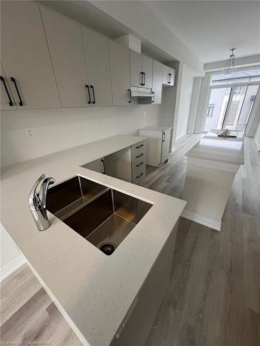 24-155 Equestrian Way, Cambridge, ON - Indoor Photo Showing Kitchen