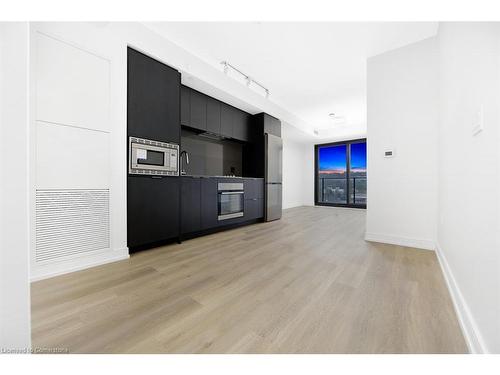 1401-1 Jarvis Street, Hamilton, ON - Indoor Photo Showing Kitchen