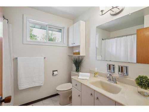 40 Forest Hill Crescent, Hamilton, ON - Indoor Photo Showing Bathroom