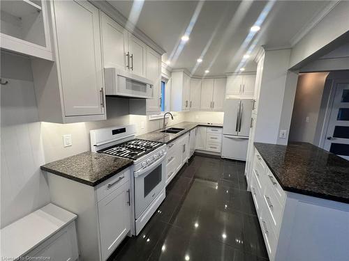 6077 Collins Drive, Niagara Falls, ON - Indoor Photo Showing Kitchen With Double Sink With Upgraded Kitchen