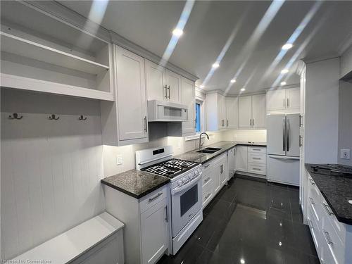 6077 Collins Drive, Niagara Falls, ON - Indoor Photo Showing Kitchen With Double Sink With Upgraded Kitchen