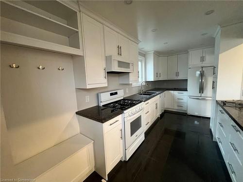 6077 Collins Drive, Niagara Falls, ON - Indoor Photo Showing Kitchen With Double Sink