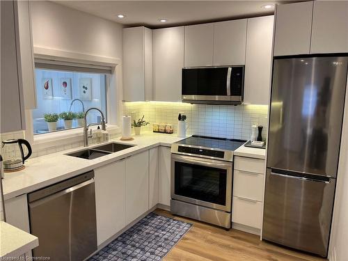 Upper-179 Paradise Road N, Hamilton, ON - Indoor Photo Showing Kitchen With Double Sink With Upgraded Kitchen