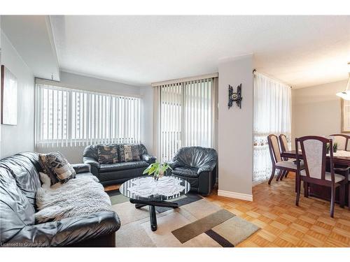 706-50 Elm Drive E, Mississauga, ON - Indoor Photo Showing Living Room