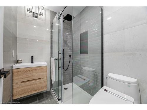 1204 West 5Th Street, Hamilton, ON - Indoor Photo Showing Bathroom