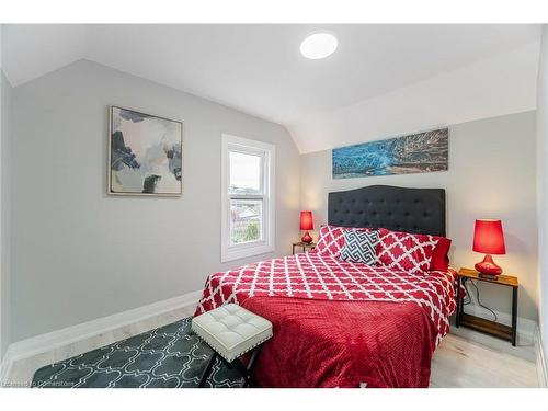 24 Keith Street, Hamilton, ON - Indoor Photo Showing Bedroom