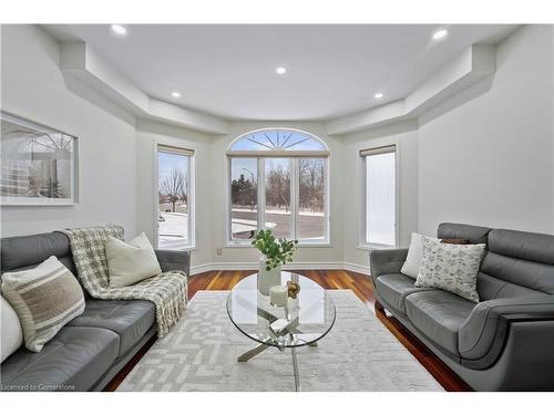 3543 Trelawny Circle, Mississauga, ON - Indoor Photo Showing Living Room