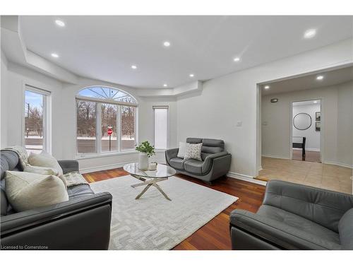 3543 Trelawny Circle, Mississauga, ON - Indoor Photo Showing Living Room