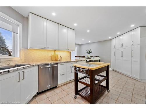 3543 Trelawny Circle, Mississauga, ON - Indoor Photo Showing Kitchen With Upgraded Kitchen