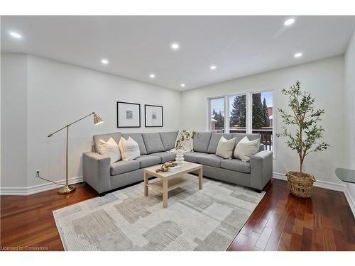 3543 Trelawny Circle, Mississauga, ON - Indoor Photo Showing Living Room