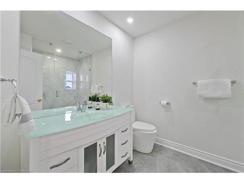 3543 Trelawny Circle, Mississauga, ON - Indoor Photo Showing Bathroom