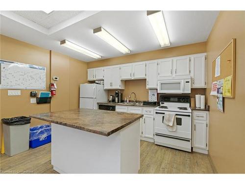 W-9-1500 Venetian Boulevard, Sarnia, ON - Indoor Photo Showing Kitchen