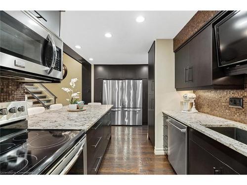 W-9-1500 Venetian Boulevard, Sarnia, ON - Indoor Photo Showing Kitchen With Upgraded Kitchen