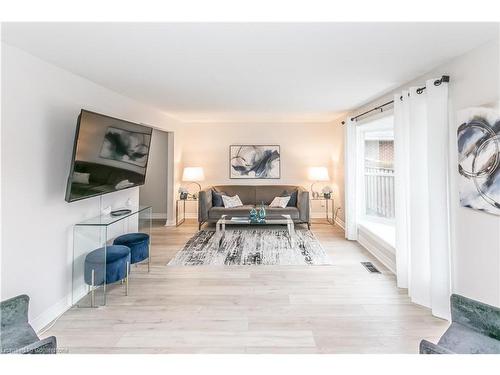 20 Chelvin Drive, Halton Hills, ON - Indoor Photo Showing Living Room