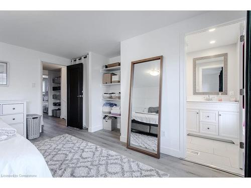 7-2258 Upper Middle Road, Burlington, ON - Indoor Photo Showing Bedroom