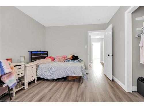 299 Windwood Drive, Hamilton, ON - Indoor Photo Showing Bedroom