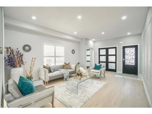 318 Wallace Street, Dufferin, ON - Indoor Photo Showing Living Room